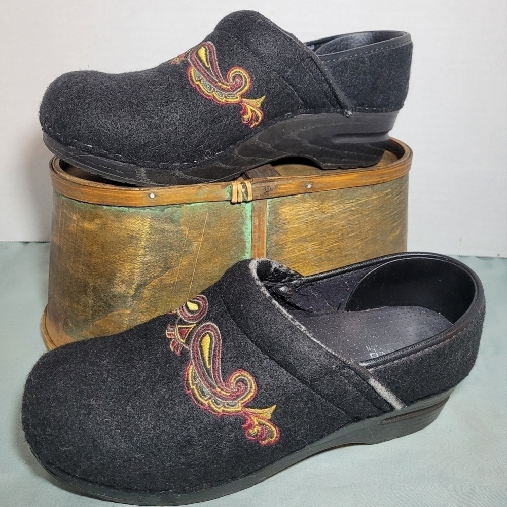 Sanita Embroidered Black Felt Vegan Clogs Sz 39